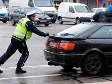Шофьор психо удари две коли и направи стриптийз