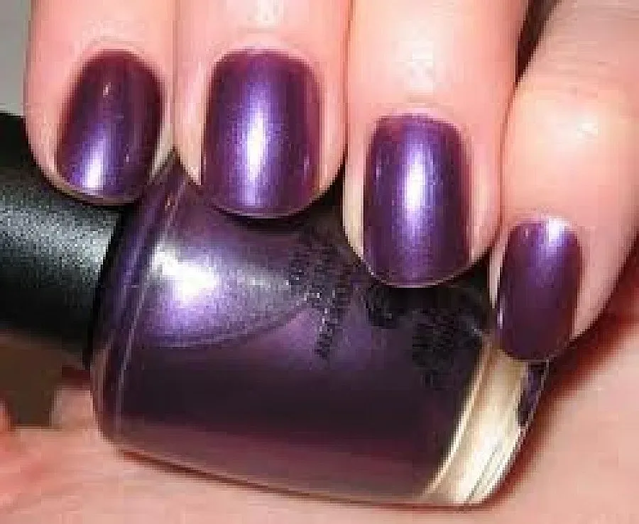 Лилавото е цветът на маникюра и педикюра този сезон