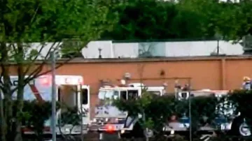 Двумоторен самолет се заби в мол (ВИДЕО)