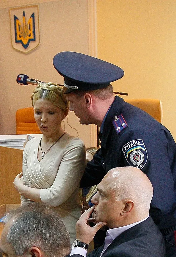 Тимошенко излиза от затвора за лечение