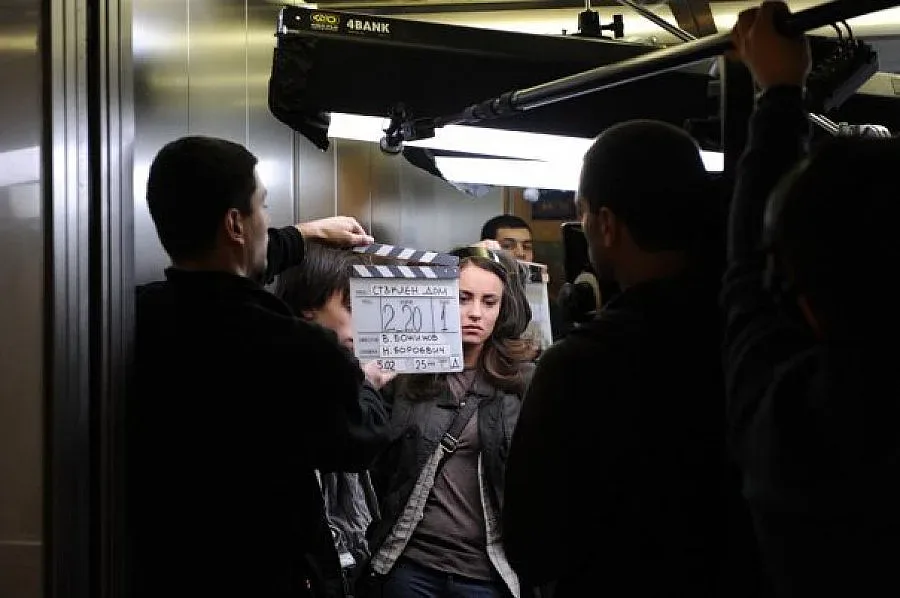 Стъклен дом: Спасението тръгва на 16 април