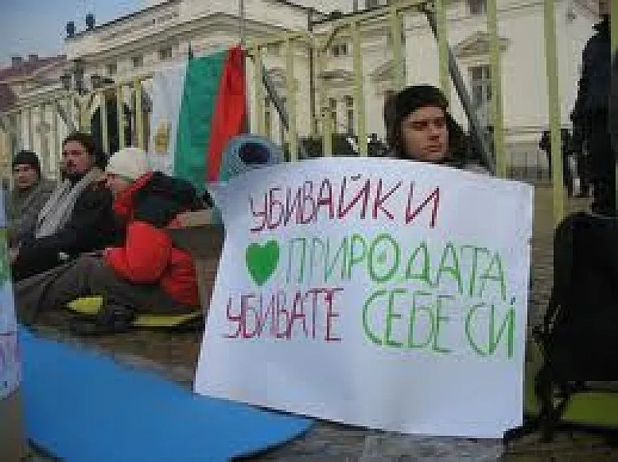 Жива верига срещу строителството в Морската градина