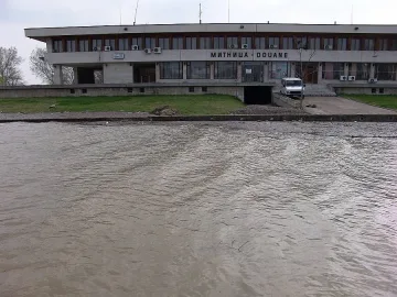 Митничари извадиха “Шанел” и “Армани” от тайник на полски микробус