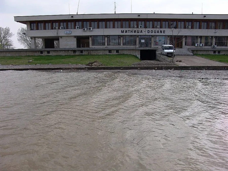 Митничари извадиха “Шанел” и “Армани” от тайник на полски микробус