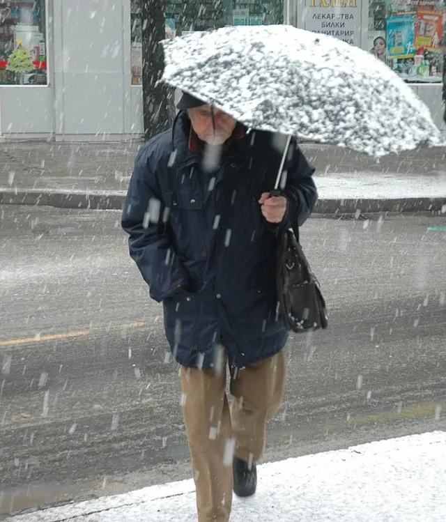 До часове! Сняг и дъжд обхващат тези места в България