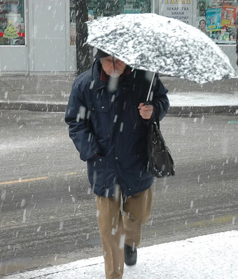 До часове! Сняг и дъжд обхващат тези места в България