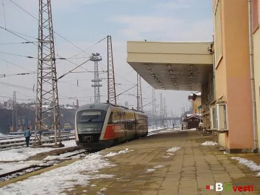 Падна козирката на гара Димитровград