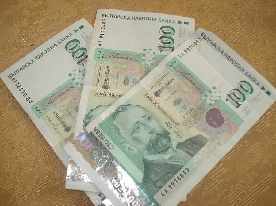 Спипаха надзирател с 300 лева подкуп