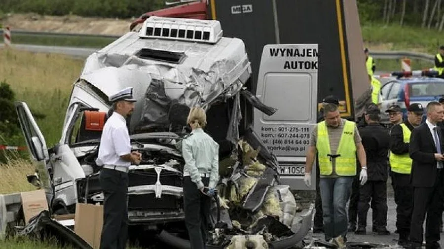 Осем жертви в сблъсък на бус и камион