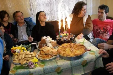 Попадия навърши век с фойерверки и ошав