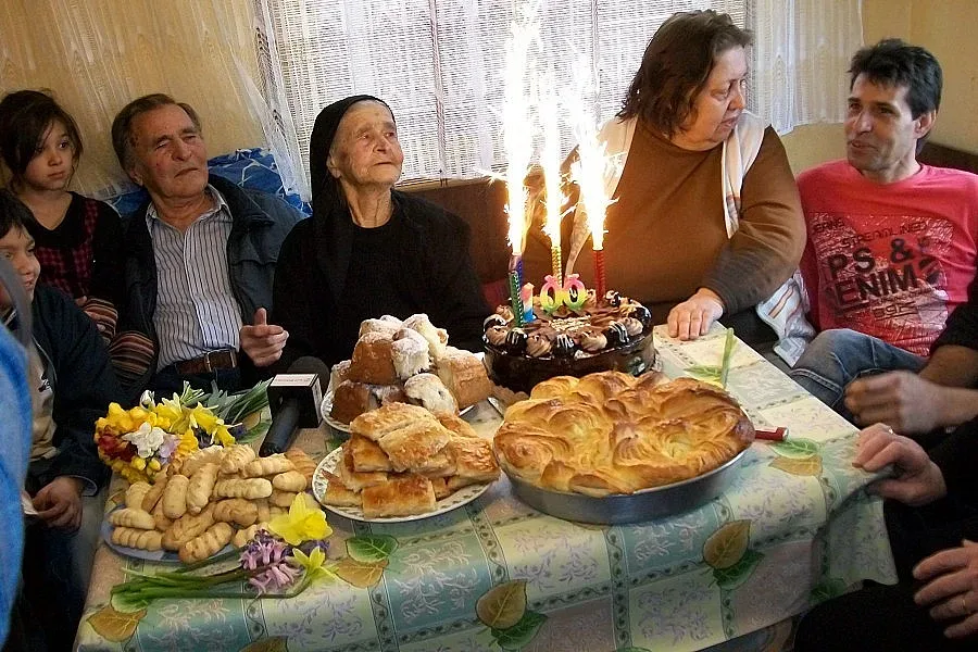Попадия навърши век с фойерверки и ошав