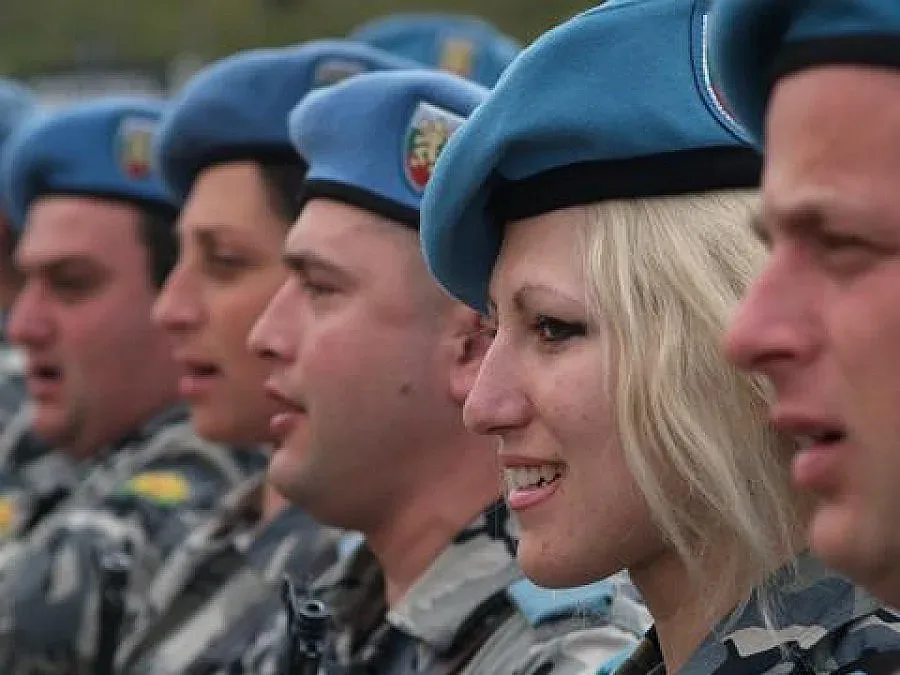 10 000 мераклии напират за армията