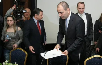 Службите остават без министър