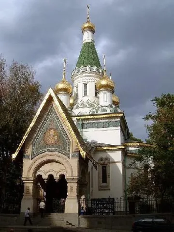 Камери заснеха нощен пикник пред Руската църква