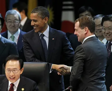 Спипаха Обама да си шушука с Медведев