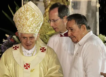 Военен оркестър посрещна папата в Куба