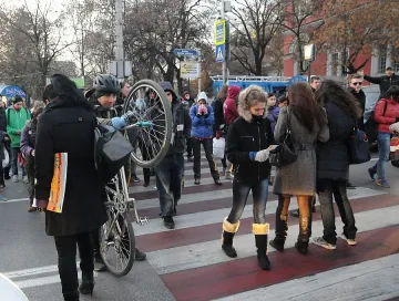 Осветяват пътя на пешеходците