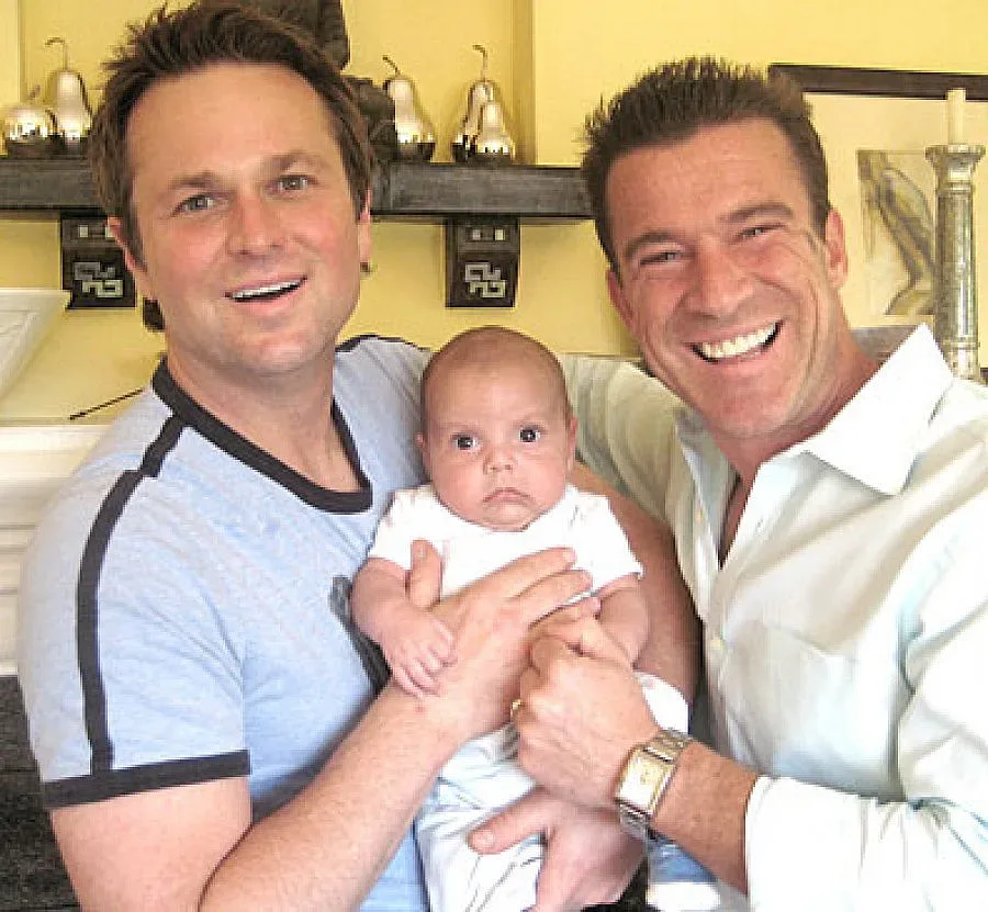 Решават с референдум дали гейовете да осиновяват деца