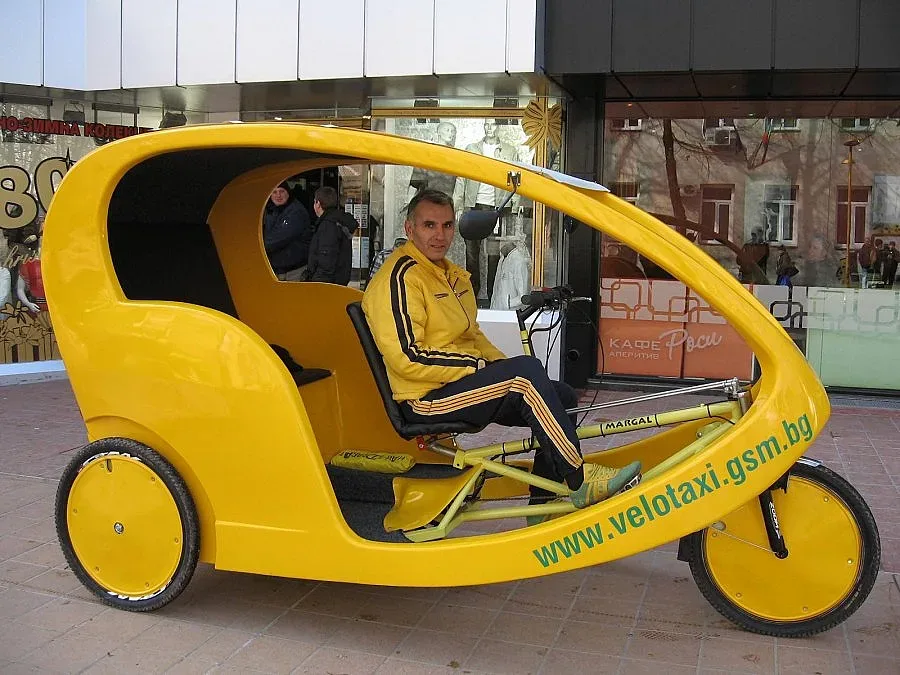 Чудак подкара първото велотакси в Добрич