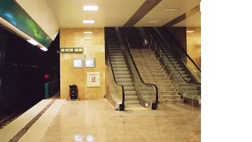 Пътник срути тавана на метрото и офейка