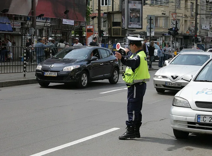 Агресивен шофьор рани пътен полицай
