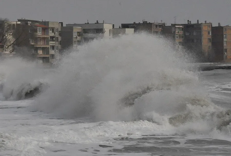 Задават се цунами в Черно море