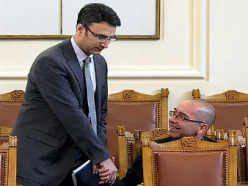 Премиерът: Опозицията не пуска старите министри