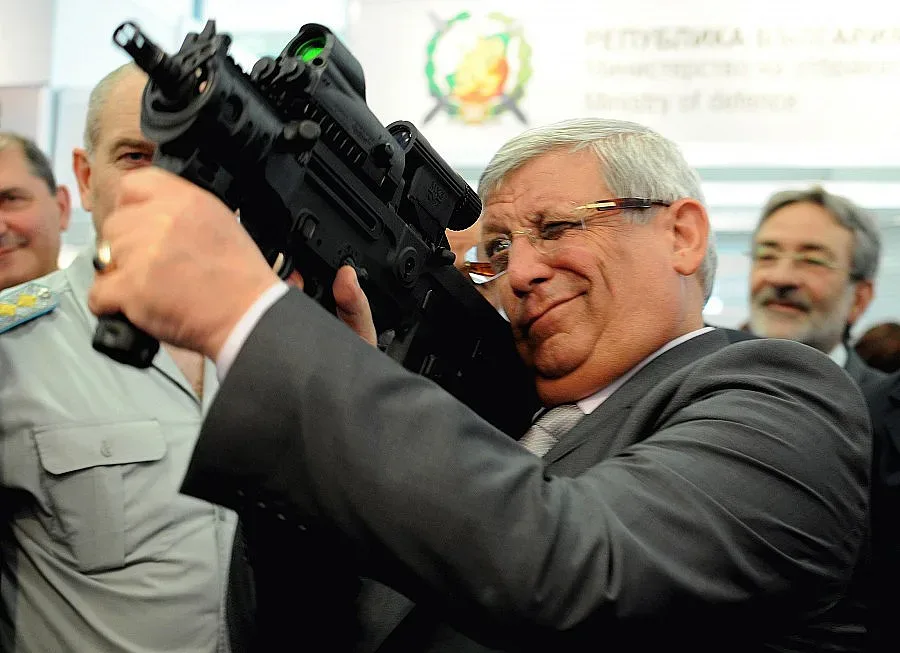 Мозъчен тръст вдига износа на пушкала