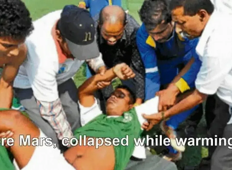 Индиец умря на терена, изнасят го с рикша (ВИДЕО)