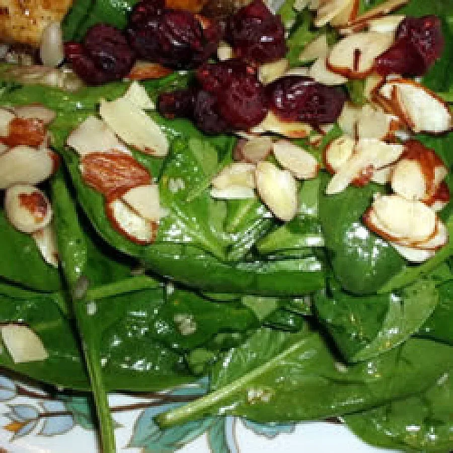 Салата от спанак и червени боровинки