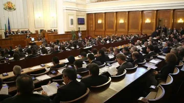 Парламентът гледа три законопроекта за младежта