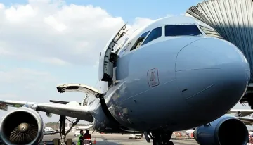 Пилот вдига самолет с дупка в крилото