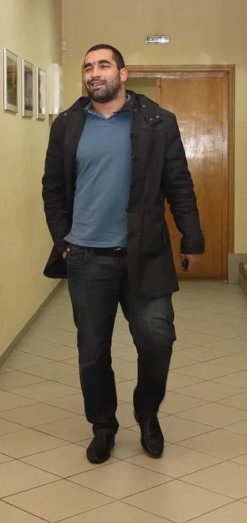 Багата остава в медикаментозна кома