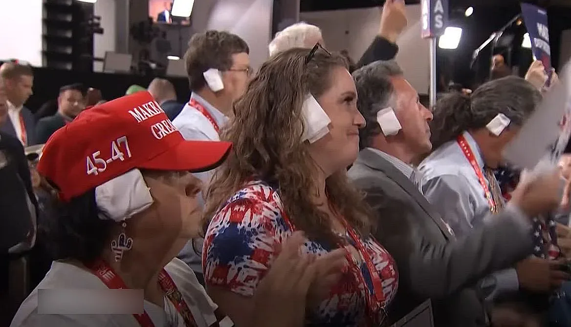 Новата мода! Привърженици на Тръмп си превързаха ушите (ВИДЕО)