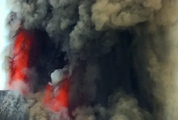 Етна се разбуди, бълва дим и пепел