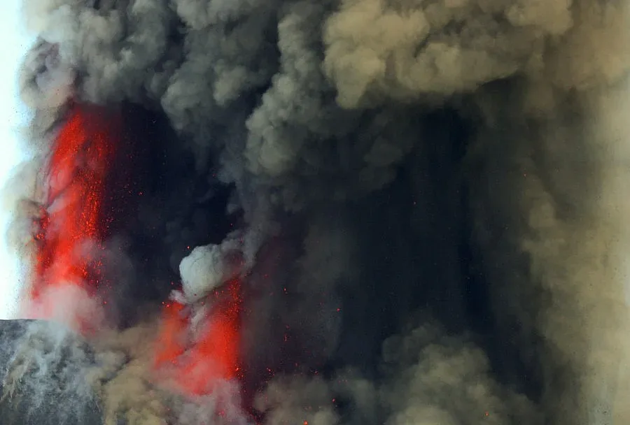 Етна се разбуди, бълва дим и пепел