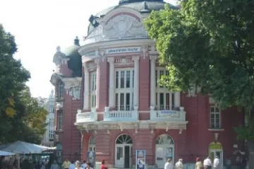 Цирк в операта, портиери гонят журналисти 