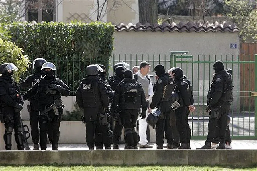 Трупове след стрелба в еврейско училище във Франция