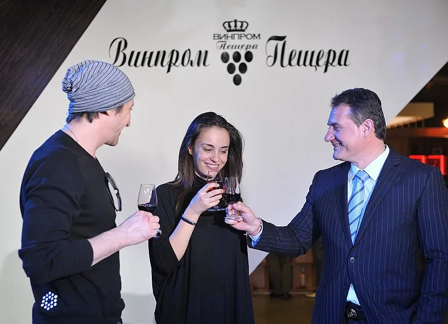 Радина и Деян дегустират вино в Пловдив