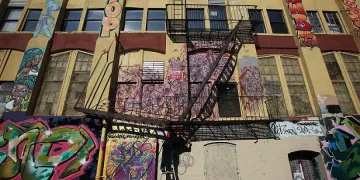 Бурно парти срина пода на апартамент