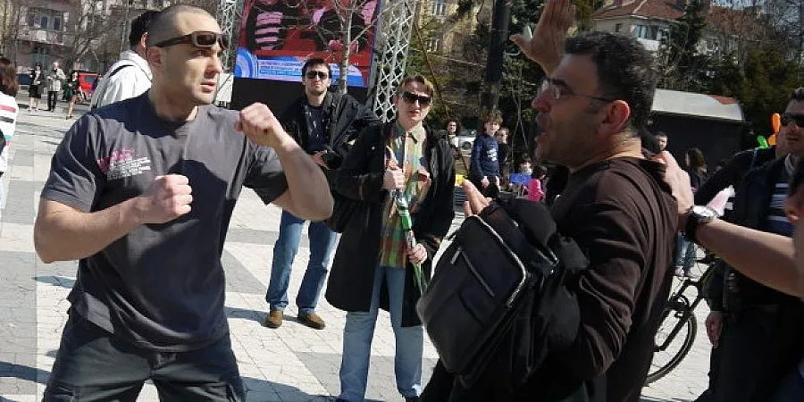 Мъж нападна сирийския протест в София