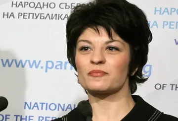 С леки промени в закона Атанасова сваля цените на илачите