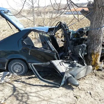 Кола се размаза в дърво, 20-годишен загина