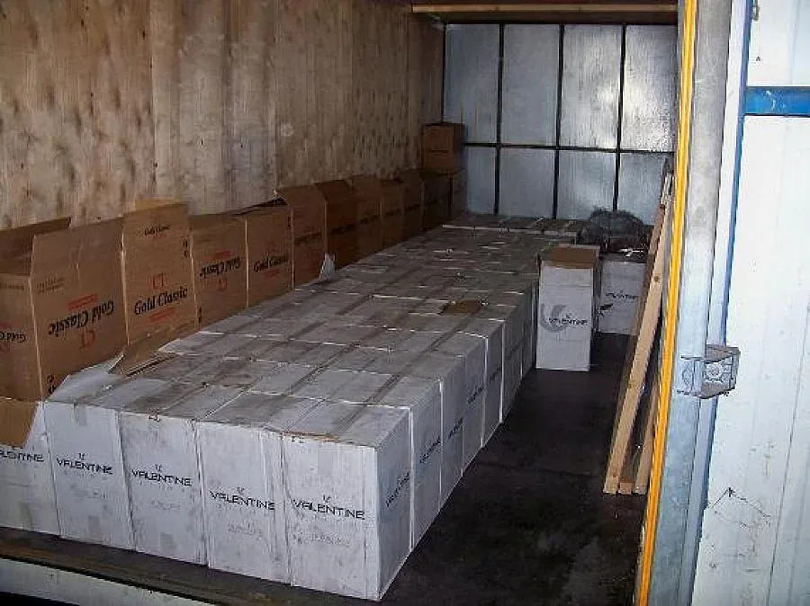 Спипаха 58 500 кутии контрабандни цигари в камион