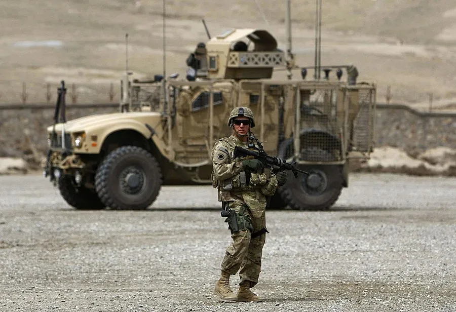 Турски хеликоптер се разби в къща, 12 военни загинаха