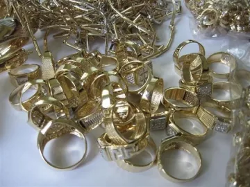 Фантом задигна 70 златни пръстена