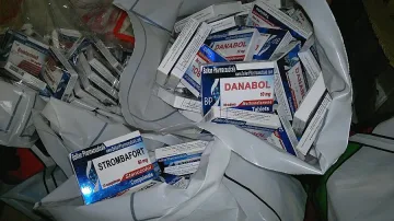 Автобус, пълен с анаболи, спрян на Лесово 