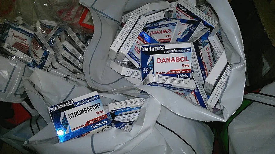 Автобус, пълен с анаболи, спрян на Лесово