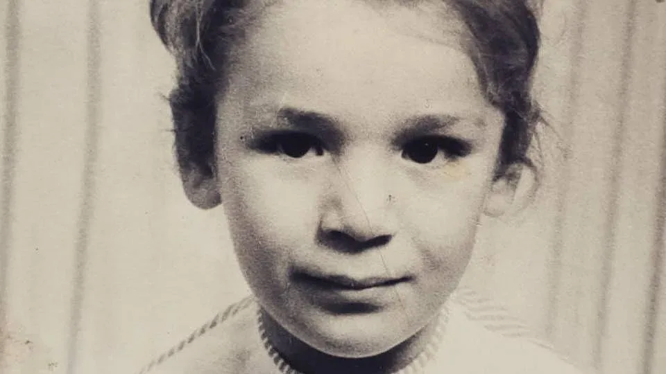 Ще познаете ли, коя е тази чаровна водеща