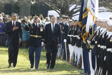 Дейвид Камерън бе посрещнат с военни почести в Белия дом